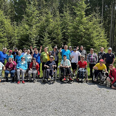 Gruppenfoto der Beteiligten auf der Aufforstungsfläche