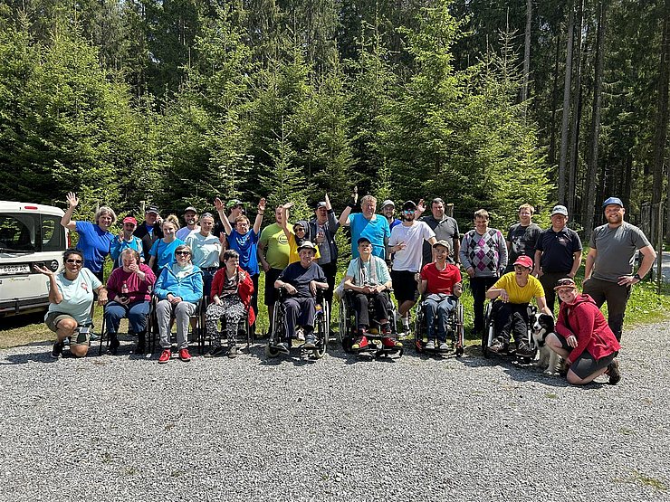 Gruppenfoto der Beteiligten auf der Aufforstungsfläche