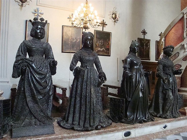 Vier Grabfiguren (sogenannte "Schwarze Mander") in der Hofkirche zu Innsbruck.