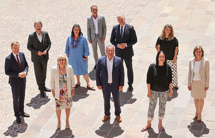 V. li. Landeshauptmann Thomas Stelzer (OÖ), Landesrat Christopher Drexler (Steiermark), Landesrätin Beate Palfrader (Tirol), Stadträtin Veronica Kaup-Hasler (Wien), Klubomann (i.V. LH Kärnten) Herwig Seiser, Landeshauptmann-Stellvertreter  Heinrich Schellhorn (Salzburg), Landesrat Martin Eichtinger (Niederösterreich), Staatssekretärin Andrea Mayer, Abteilungsvorständin Claudia Priber (Burgenland) und Landesstatthalterin Barbara Schöbi-Fink (Vorarlberg).