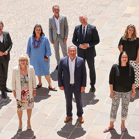 V. li. Landeshauptmann Thomas Stelzer (OÖ), Landesrat Christopher Drexler (Steiermark), Landesrätin Beate Palfrader (Tirol), Stadträtin Veronica Kaup-Hasler (Wien), Klubomann (i.V. LH Kärnten) Herwig Seiser, Landeshauptmann-Stellvertreter  Heinrich Schellhorn (Salzburg), Landesrat Martin Eichtinger (Niederösterreich), Staatssekretärin Andrea Mayer, Abteilungsvorständin Claudia Priber (Burgenland) und Landesstatthalterin Barbara Schöbi-Fink (Vorarlberg).