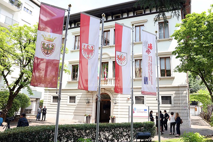 Fahnen der Euregio Tirol-Südtirol-Trentino vor dem neuen Euregio-Büro in Trient
