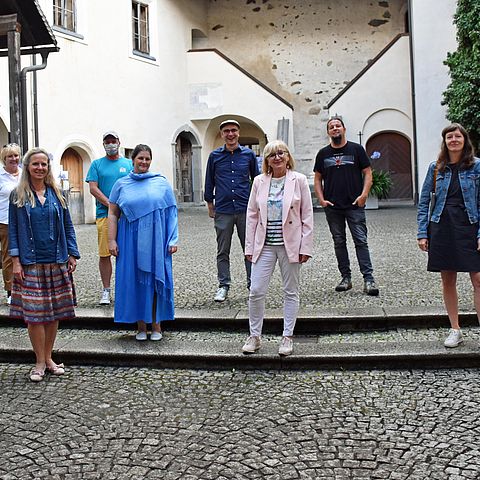 LRin Palfrader (Mitte) und BH Olga Reisner (2. Reihe, rechts) mit KünstlerInnen und Kulturschaffenden aus dem Bezirk Lienz. 