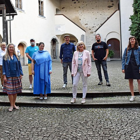 LRin Palfrader (Mitte) und BH Olga Reisner (2. Reihe, rechts) mit KünstlerInnen und Kulturschaffenden aus dem Bezirk Lienz. 