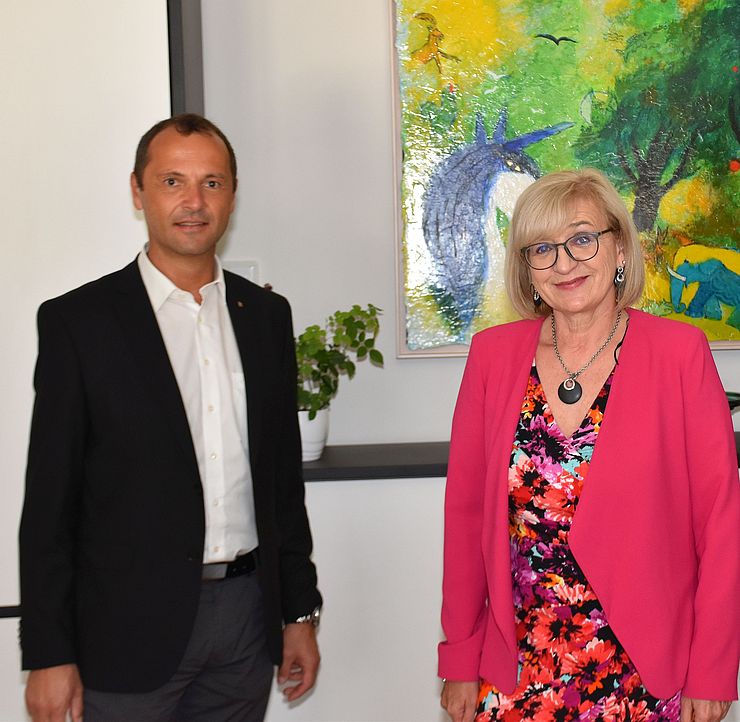Kulturlandesrätin Beate Palfrader gratulierte Landesmusikdirektor Helmut Schmid für die gelungenen Veranstaltungen in Erl.