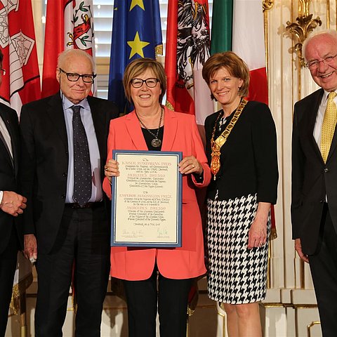 Bei der feierlichen Verleihung des Kaiser-Maximilian-Preises 2015 in der Hofburg (v.l.): Landeshauptmann Günther Platter, Sig. Bresso und die Preisträgerin Mercedes Bresso, Bürgermeisterin Christine Oppitz-Plörer und Landtagspräsident Herwig van Staa