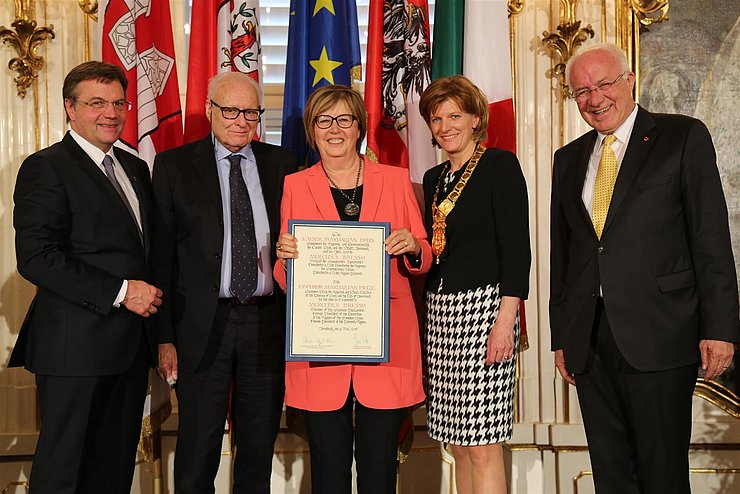 Bei der feierlichen Verleihung des Kaiser-Maximilian-Preises 2015 in der Hofburg (v.l.): Landeshauptmann Günther Platter, Sig. Bresso und die Preisträgerin Mercedes Bresso, Bürgermeisterin Christine Oppitz-Plörer und Landtagspräsident Herwig van Staa