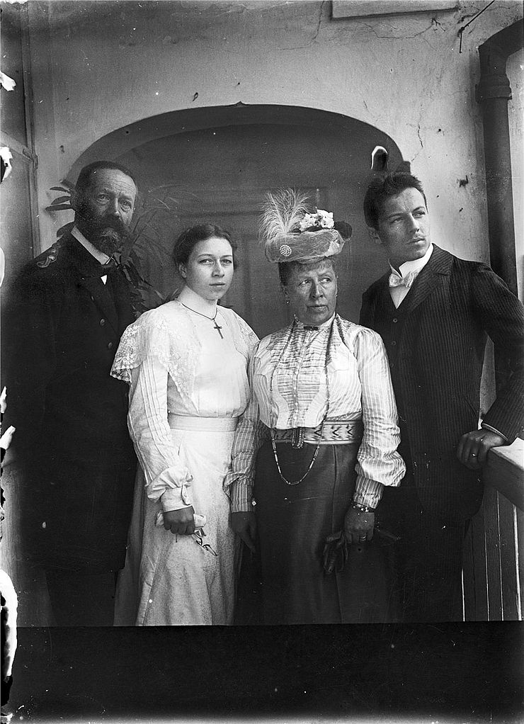Die Familie Kneußl zu Hause am Balkon in Schwaz, Juli 1904. Von links nach rechts: Anton, Elfriede, Adelinde, Erich