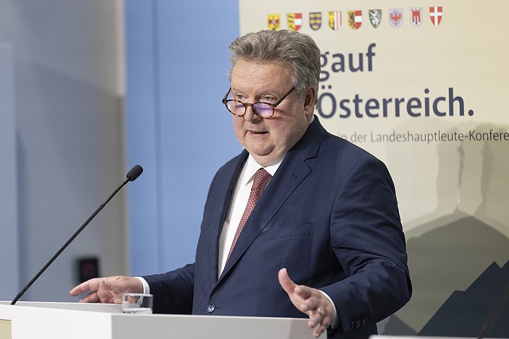 © Land Tirol/Sedlak Ludwig bei PK sprechend