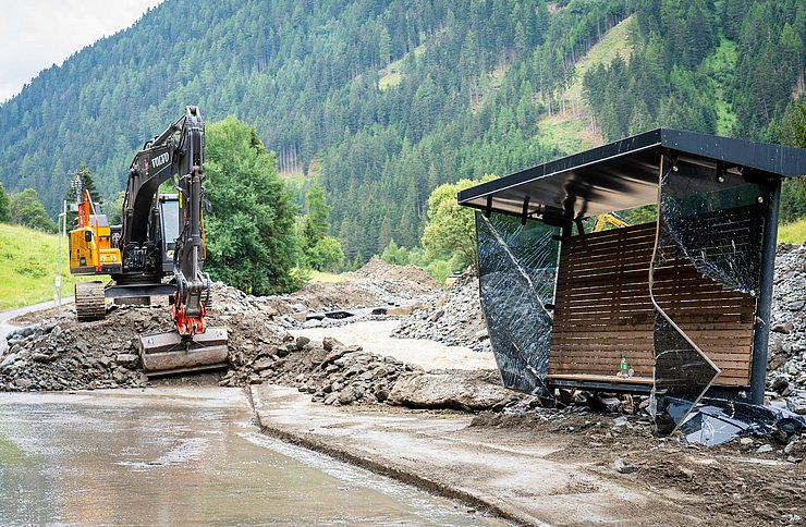 Zerstörte Straße und Bushaltestelle