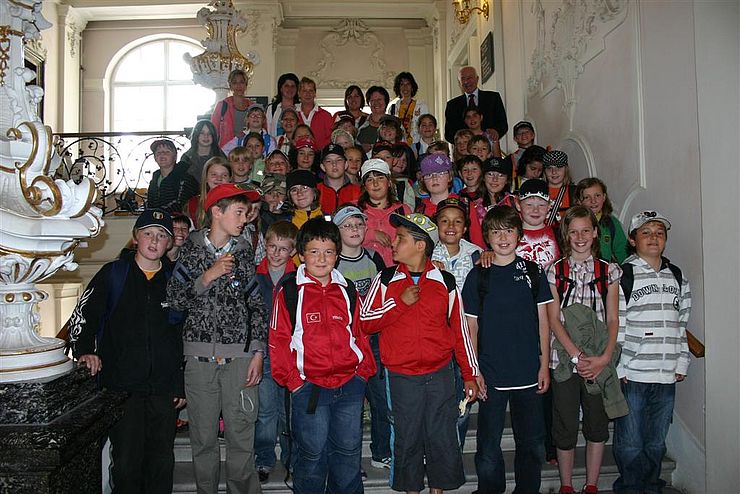 Landtagspräsident Herwig van Staa führte die Schülerinnen und Schüler aus dem Außerfern durch das Landhaus.