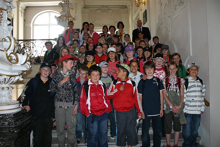 Landtagspräsident Herwig van Staa führte die Schülerinnen und Schüler aus dem Außerfern durch das Landhaus.