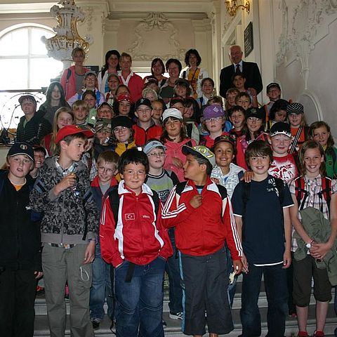 Landtagspräsident Herwig van Staa führte die Schülerinnen und Schüler aus dem Außerfern durch das Landhaus.