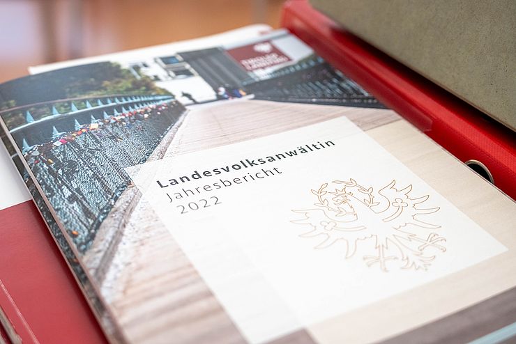 Auf über 90 Seiten fasste LVAin Winkler-Hofer die Tätigkeit des Landtagsorgans zusammen.
