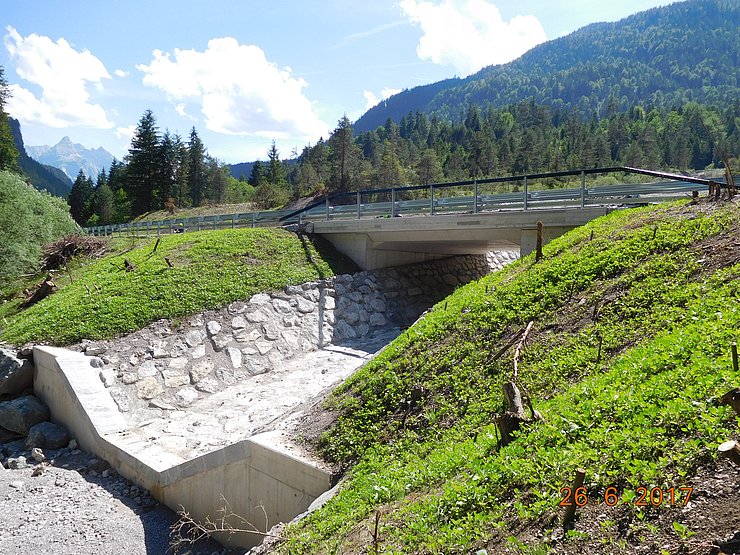 Grundschwelle mit Gerinne und Brücke