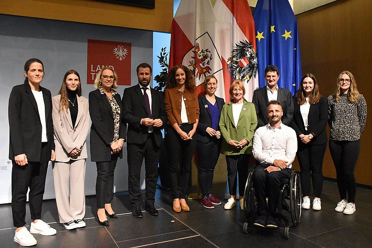 Auf dem Bild sind die Verantwortlichen der Veranstaltung Mirjam Wolf (Sportpsychologische Koordinationsstelle des Landes Tirol), Riedl Vivien (Kinder- und Jugendanwaltschaft Tirol), Elisabeth Harasser (Leitung der Kinder- und Jugendanwaltschaft Tirol), LHStv Georg Dornauer, LRin Eva Pawlata, Claudia Koller (Geschäftsführerin von 100% Sport), Christa Prets (Präsidentin von 100% Sport), Reinharb Eberl (Vorstand der Abteilung für Sport), Simon Wallner (Abteilung für Sport), Elena Binder (Tiroler Wassersportverein – Sektion Telfs) und Hanna Waldhart (Tiroler Wassersportverein – Sektion Telfs) zu sehen.