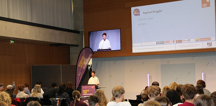 Jugendlicher spricht vor Publikum