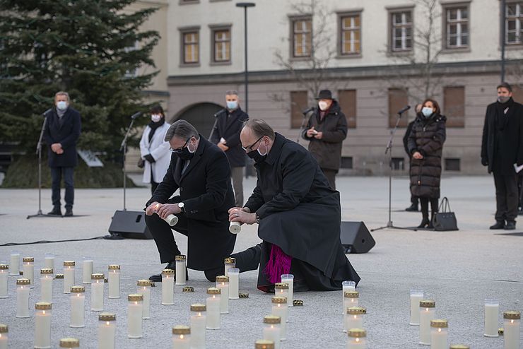 477 Kerzen - eine für jede Person die im vergangenen Jahr in Tirol an Corona verstorben ist, erhellten am Nachmittag den Landhausplatz.