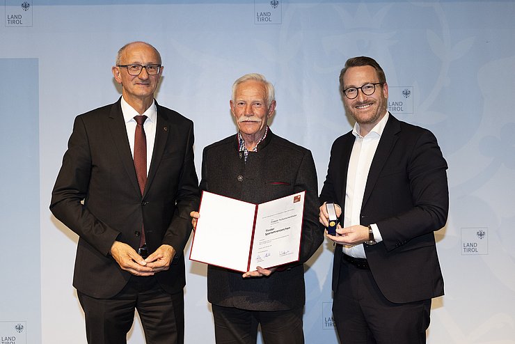 © Land Tirol/W9 Mario Webhofer v.l.n.r.: LH Anton Mattle, Fridolin Tschurtschenthaler, 1.LH-Stv. Philip Wohlgemuth