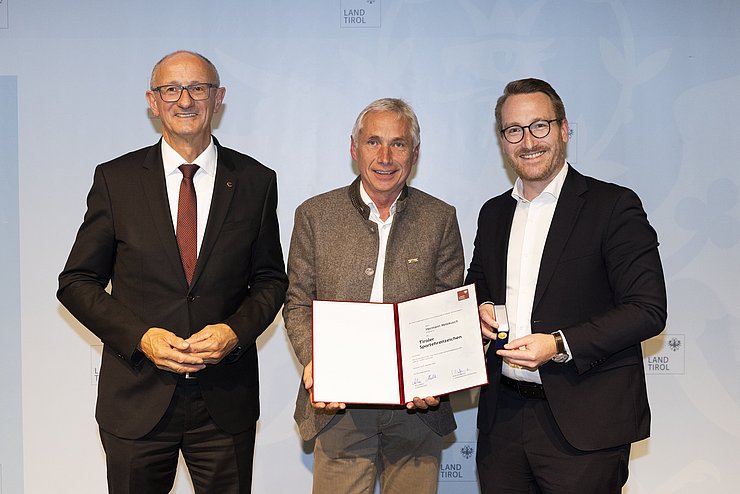© Land Tirol/W9 Mario Webhofer v.l.n.r.: LH Anton Mattle, Hermann Melekusch, 1.LH-Stv. Philip Wohlgemuth