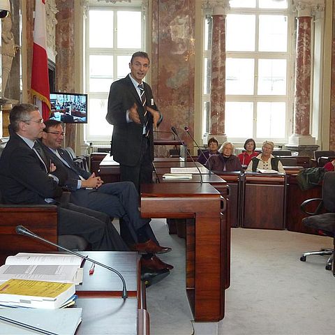Bild 1: Landtagsdirektor Thomas Hofbauer und LT-Vizepräsident Bodner verfolgen die Ausführungen von Andreas Sprenger über die technische Ausstattung des Landtagssitzungssaales.