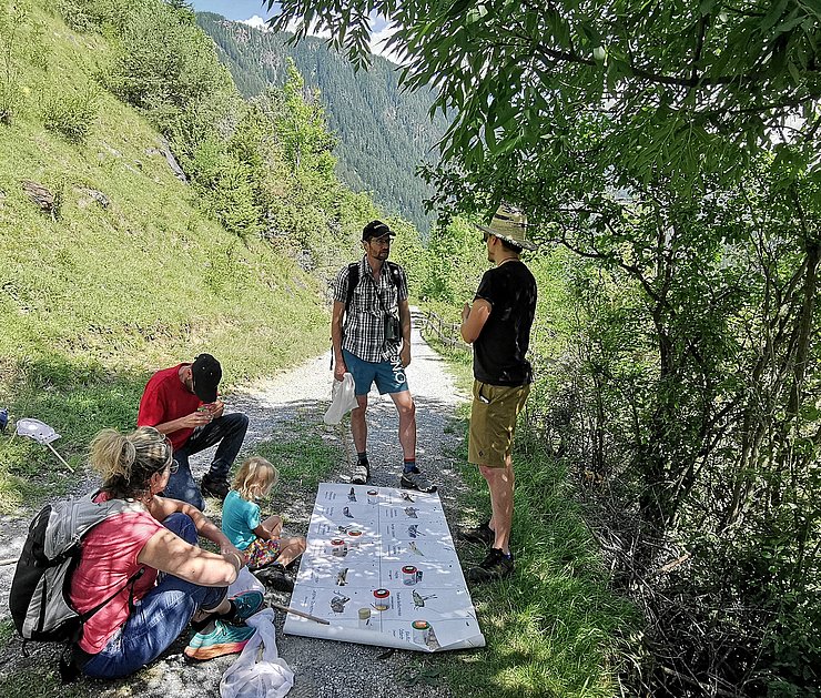 Kinder und Erwachsene auf einem Forstweg