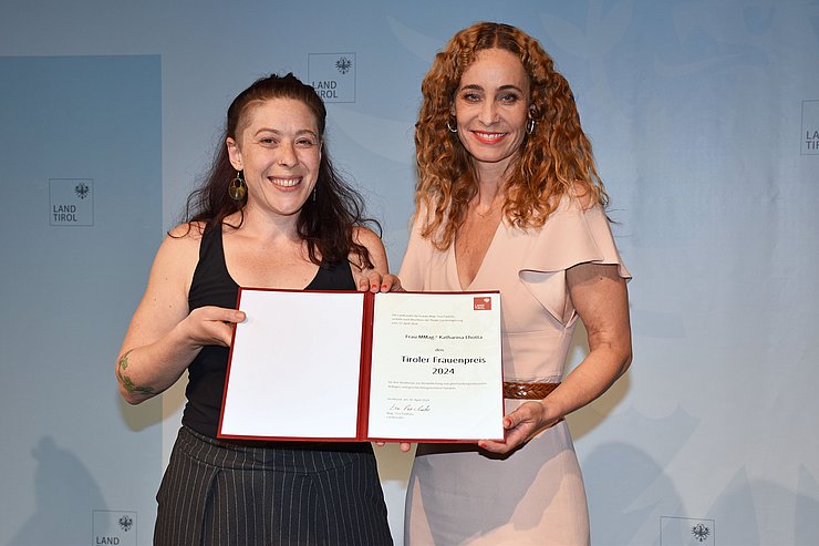 Landesrätin und Preisträgerin mit Diplom