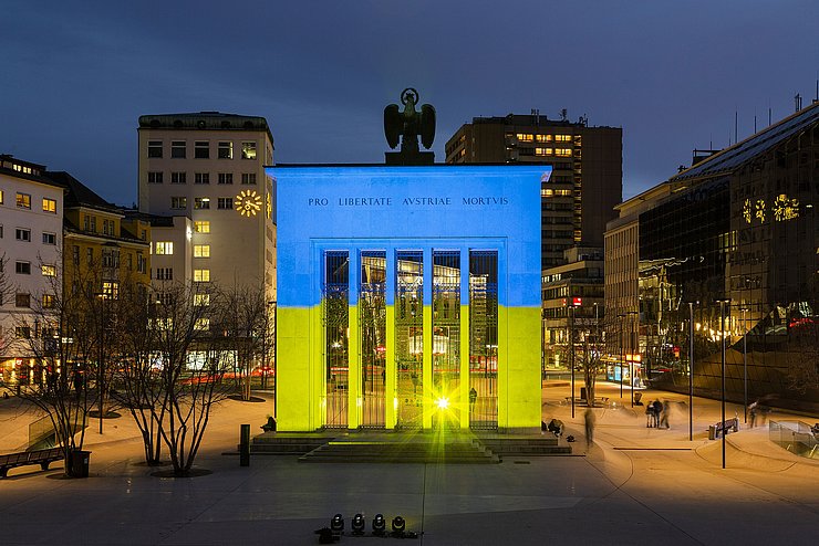 Das beleuchtete Befreiungsdenkmal bei Dunkelheit