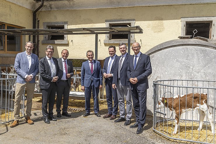 Leiter der Außenstelle der Vetmeduni in Tirol Lorenz Kohl, LHStv Josef Geisler, Direktor der LLA Rotholz Josef Norz, BM Norbert Totschnig, Direktor der HBLFA Rotholz Ronald Zecha und LH Anton Mattle stellen sich für ein Gruppenbild auf.