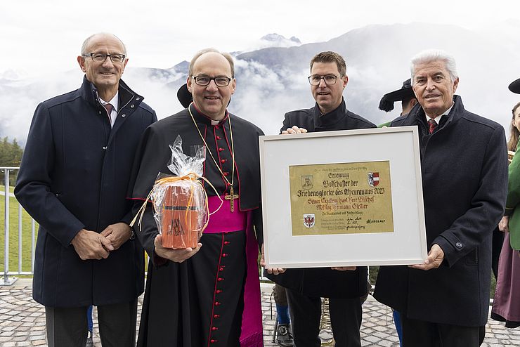 Bischof Hermann Glettler ist Botschafter der Friedensglocke - hier mit LH Anton Mattle, Bürgermeister Christian Härting und Josef Federspiel, Obmann des Freundeskreises der Friedensglocke im Alpenraum. 