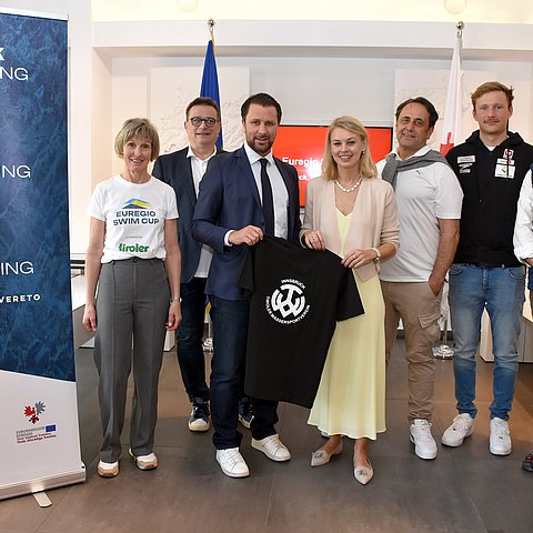 Der Euregio Swim Cup wurde im Euregio-Infopoint in Innsbruck vorgestellt – im Bild (von li.) Sabine Mair Dejakum, Christoph Emmerling, LHStv Georg Dornauer, Sportstadträtin Elisabeth Mayr, Robert Krismer, Simon Bucher und Gianfranco Barbiero.