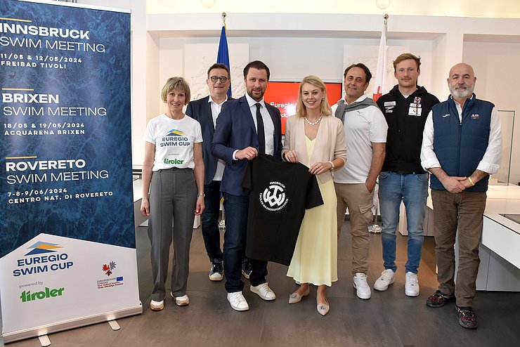 Der Euregio Swim Cup wurde im Euregio-Infopoint in Innsbruck vorgestellt – im Bild (von li.) Sabine Mair Dejakum, Christoph Emmerling, LHStv Georg Dornauer, Sportstadträtin Elisabeth Mayr, Robert Krismer, Simon Bucher und Gianfranco Barbiero.