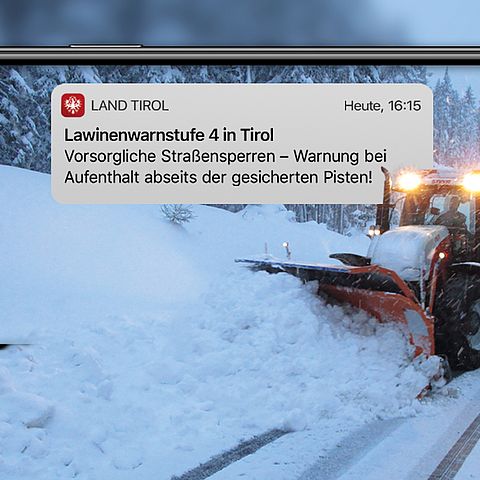 Die Land Tirol App weist auf die Lawinenwarnstufe oder Straßensperrungen hin. 