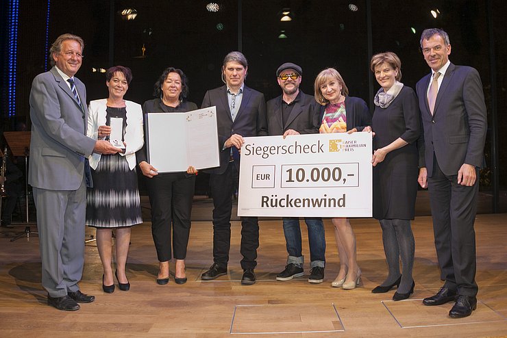 V.r.n.l.: Bürgermeister Georg Willi, Vizebürgermeisterin Christine Oppitz-Plörer, Landesrätin Beate Palfrader, Leo Kaserer (Geschäftsführer Cubic), Markus Albrecht (Geschäftsführer Cubic), Elfriede Moser (Obfrau Cubic), Landtagspräsidentin Sonja Ledl-Rossmann und Arbeiterkammer-Präsident Erwin Zangerl.