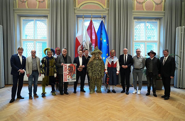 Gruppenbild vor Fahnen