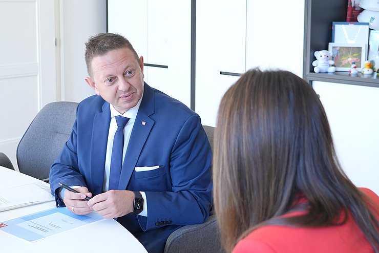 Zwei Menschen im Gespräch