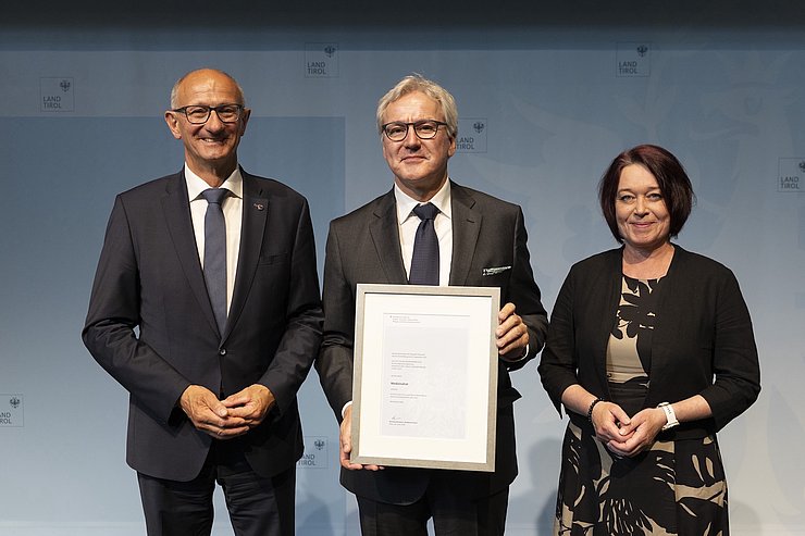 © Land Tirol/Sedlak LH Anton Mattle und LTPin Sonja Ledl-Rossmann mit dem Geehrten Clemens Baumgartner (Allgemeinmediziner und Zahnarzt in Hall in Tirol), der den Berufstitel „Medizinalrat“ verliehen bekam.