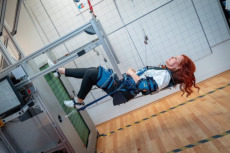 © Land Tirol/Neuner Hagele auf einem Vertikallaufband.