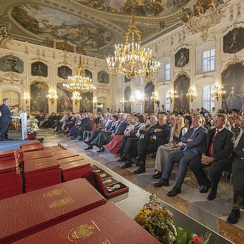 Hoher Frauentag: Verleihungen von Verdienstmedaillen, Verdienstkreuzen, Lebensrettungsmedaillen und Erbhof-Auszeichnungen im Riesensaal in der Innsbrucker Hofburg.