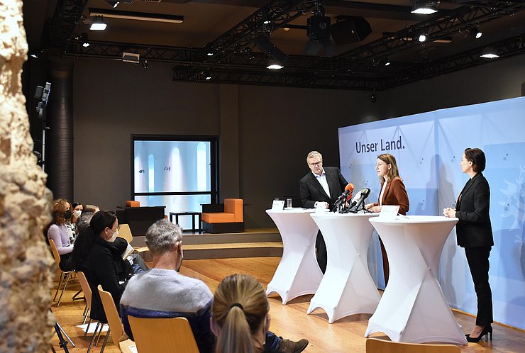 Szene bei der Pressekonferenz