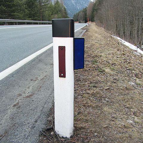 Seit zehn Jahren setzt Tirol zur Vermeidung von Wildunfällen auf Wildwarngeräte. Über 20.000 Reflektoren und akustische Warngeräte wurden bislang im Landesstraßennetz montiert.