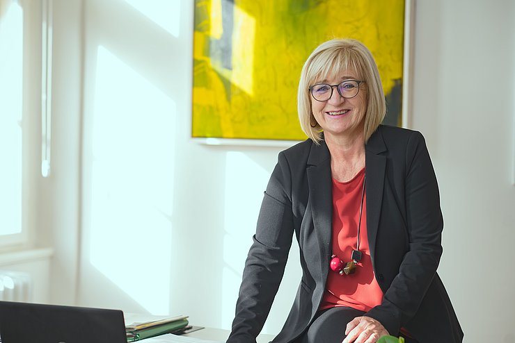 Bildungslandesrätin Beate Palfrader: „Schülerinnen und Schüler, denen die Hardware für das distance learning fehlt, erhalten Unterstützung."