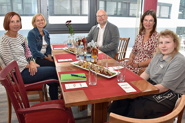 LRin Gabriele Fischer im Gespräch mit der Vorständin des Diakoniewerks Daniela Palk, Kulinarium-Küchenleiter Walter Laiminger, der pädagogischen Leiterin der Arbeitsbereiche Kitzbühel Barbara Eberharter-Lanner und Johanna Schmitt, die sich im Café & Bistro Kowalski auf ihren zukünftigen Berufsweg vorbereitet.