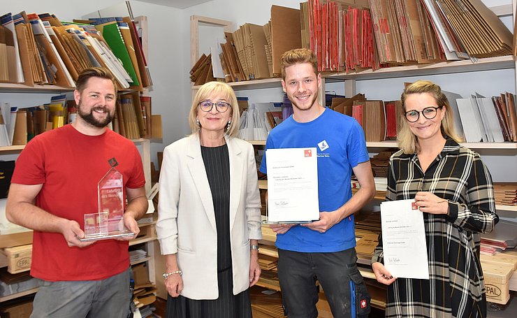 V. li. beim Auszeichungstermin Dominik Schaiter (Lehrlingsausbilder), Arbeits- und Bildungslandesrätin Beate Palfrader, „Lehrling des Monats November 2022“ Alexander Lechthaler und Corinna Weitenbacher (Leitung Personal Dinkhauser Kartonagen GmbH).