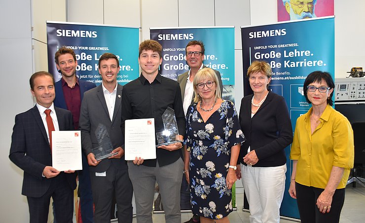Gruppenfoto v. li. bei der Lehrlingsauszeichnung Gerhard Egger (Niederlassungsleiter Siemens Tirol), Stefan Wanner (Bezirksstellenleiter Innsbruck-Stadt/Land Wirtschaftskammer Tirol), Lukas Juen (Ausbildungsleiter Siemens Tirol/Vorarlberg), „Lehrling des Monats September 2021“ Dario Fritz, Gerhard Rinnergschwentner (Direktor Tiroler Fachberufsschule für Wirtschaft und Technik Kufstein-Rotholz), Arbeits- und Bildungslandesrätin Beate Palfrader, Christine Oppitz-Plörer (Wirtschafts-Stadträtin Innsbruck) und Verena Steinlechner-Graziadei (Vizepräsidentin Arbeiterkammer Tirol).    