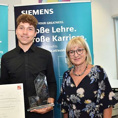 Arbeits- und Bildungslandesrätin Beate Palfrader gratuliert Dario Fritz zum "Lehrling des Monats September 2021".