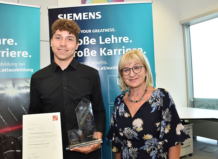 Arbeits- und Bildungslandesrätin Beate Palfrader gratuliert Dario Fritz zum "Lehrling des Monats September 2021".