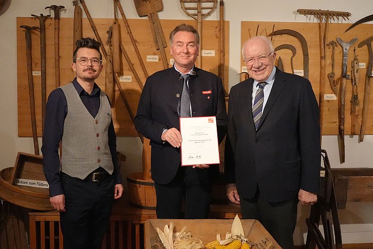 Der Schrofenhof in St. Leonhard im Pitztal erhält den Anerkennungspreis. Der ehemalige Landtagspräsident Herwig van Staa überreichte die Urkunde an Bürgermeister Elmar Haid und Kurator Daniel Huter (li.).