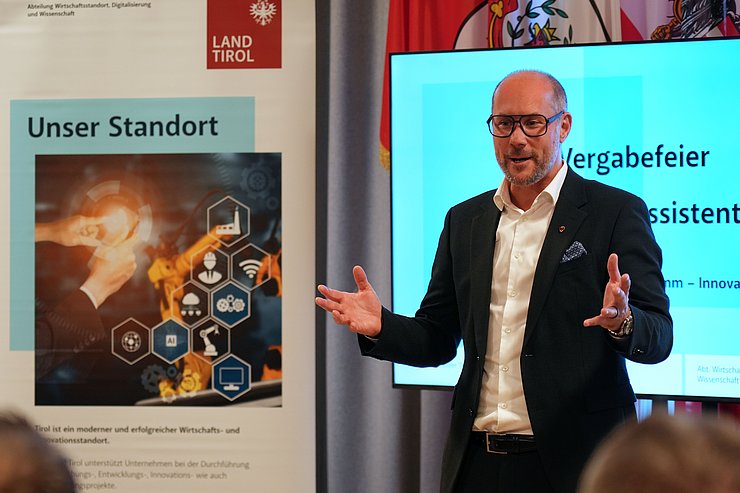 © Land Tirol/Pichler Person hält Rede