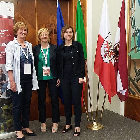 (v.li.): LRin Martha Stocker (Südtirol), LRin Sara Ferrari (Trentino) und Tirols LRin Gabriele Fischer bei der heutigen Frauen-Landesversammlung.